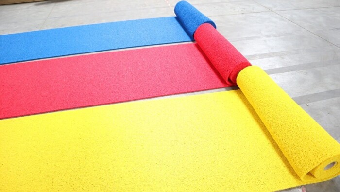 Tapis spaghetti antidérapant KINGPRO 1m x 10m chantier Bleu rouge jaune